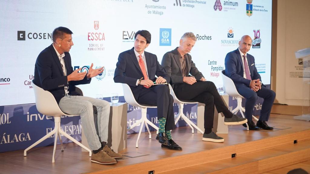 Javier Porras, director de Inteligencia Artificial en Innovación de Unicaja Banco; Juan Romera, Manuel Enciso, director de la ETSI Informática de la Universidad de Málaga, y José Ruiz Pardo, CEO de Goli Neuromarketing.