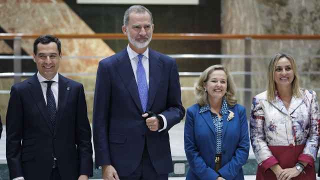 Juanma Moreno, presidente de Andalucía; el Rey Felipe VI; Nadia Calviño, vicepresidenta primera y ministra de Asuntos Económicos y Transformación Digital en funciones, y Marifrán Carazo, alcaldesa de Granada, en el Congreso de CEDE.