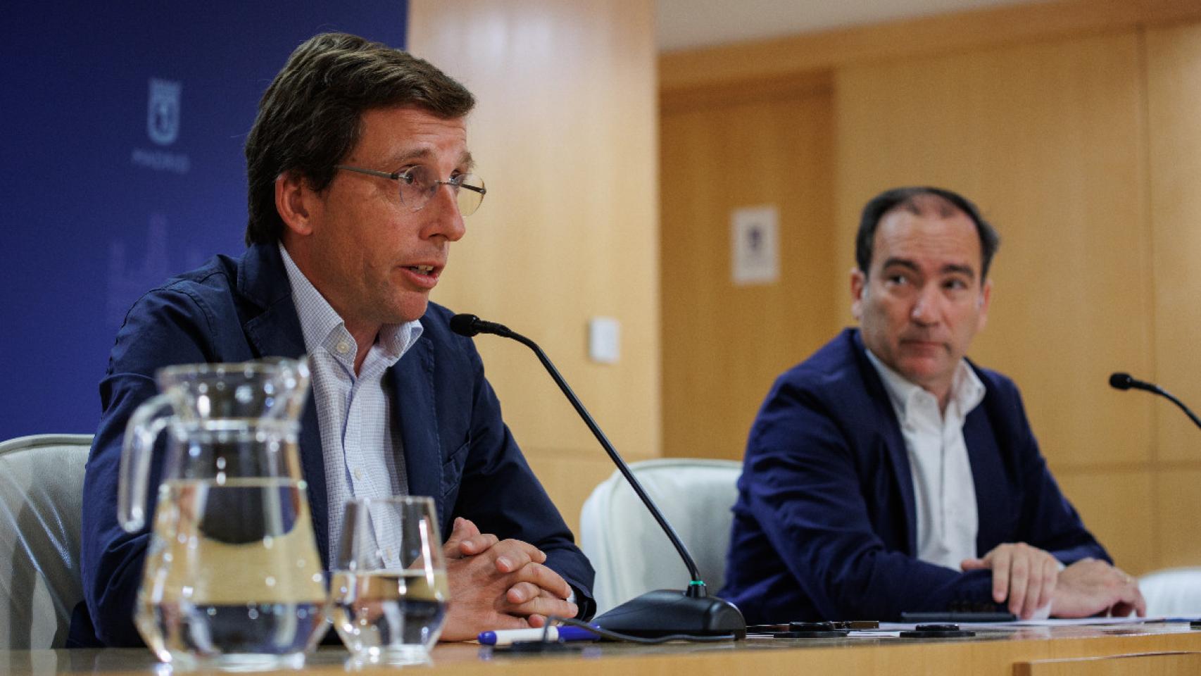 El alcalde de Madrid, José Luis Martínez-Almeida, junto al delegado de Medio Ambiente, Borja Carabante.