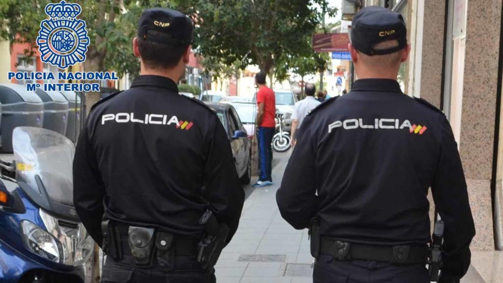 Dos agentes de la Policía Nacional.