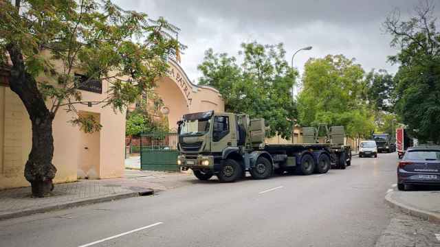 Un camión militar entra en el Cuartel General Arteaga, este jueves, en Carabanchel (Madrid).