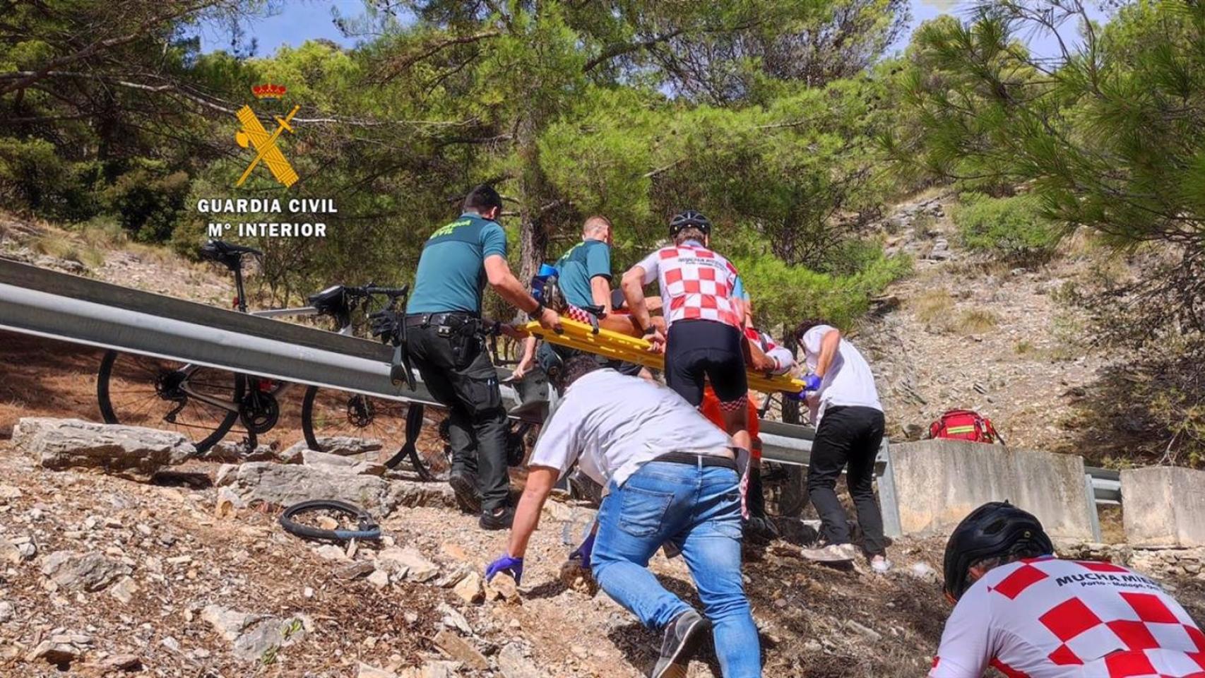 Los guardias civiles apoyados por el personal del 061, bajaron al barranco para auxiliar a esta persona que sufría varias heridas de diversa consideración, entre ellas varias fracturas.