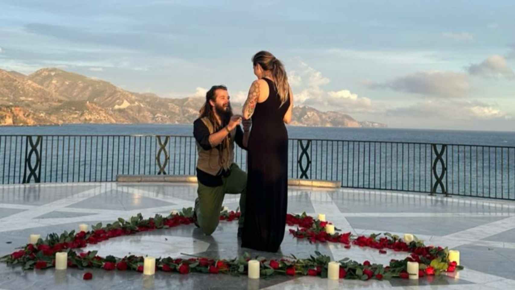 La pedida de matrimonio más romántica: en el Balcón de Europa y con acento americano.