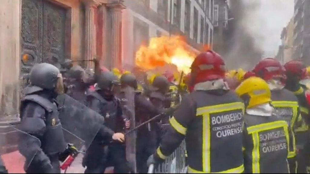 Protestas de los bomberos comarcales frente a la Diputación de Ourense.