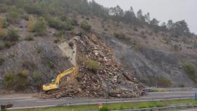 Tramo de la A-6, a la altura de Becerreá (Lugo), donde se produjo un desprendimiento de rocas y tierra