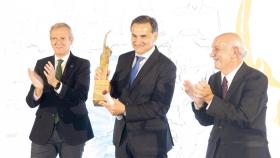 El presidente del Grupo Aluman, Manuel Ángel Pose Palleiro, recibe el premio Liderazgo Empresarial.