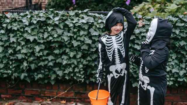 Imagen de dos niños disfrazados en Halloween.