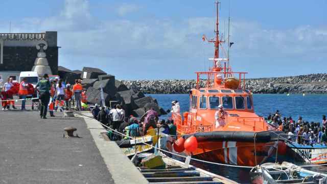 Llegada de la patera al muelle de La Restinga, a 21 de octubre de 2023, en El Hierro, Islas Canarias (España).