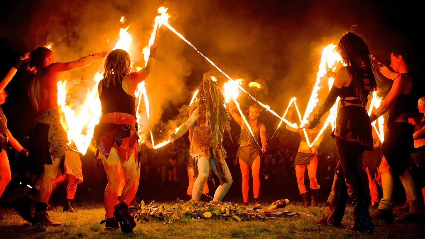 Neopaganos celebrando el Samhain en Irlanda.