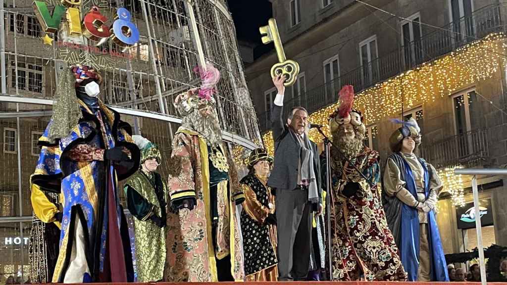 Abel Caballero entrega a los Reyes Magos la llave de la ciudad tras la Cabalgata de 2022.