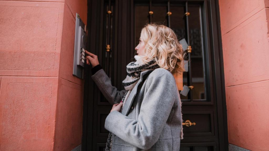 Comunidad de propietarios: ¿se puede prohibir la entrada a personas ajenas al edificio?