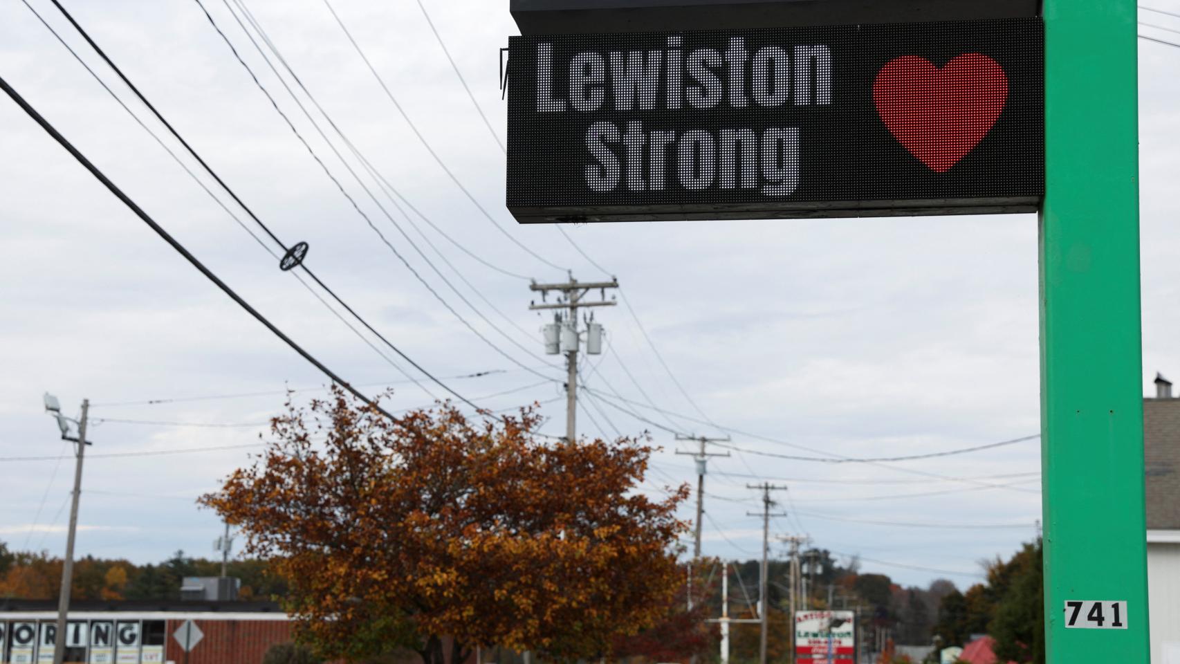 Carteles en Lewiston apelando a la fortaleza de la población después de la tragedia de los tiroteos.