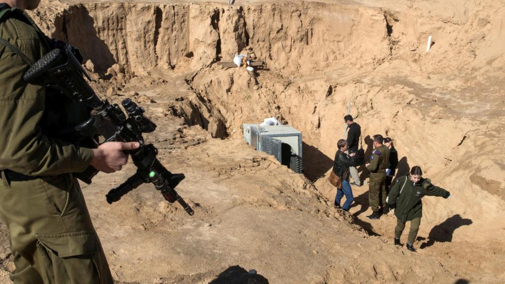 Soldado israelí protegiendo la entrada de un túnel cerca de la Franja de Gaza