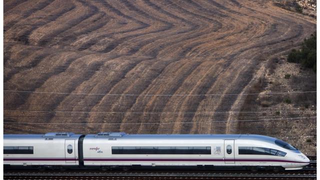 Un tren AVE en el trayecto entre Málaga y Barcelona.