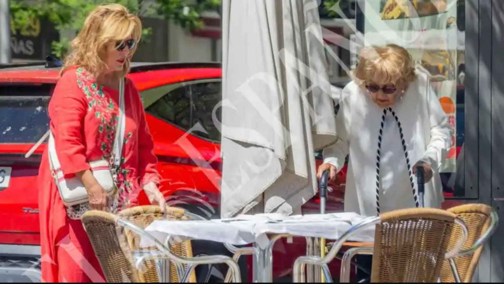 Lydia Lozano junto a su madre, Sol Hernández, durante una comida en una terraza de Madrid, en abril de 2023.