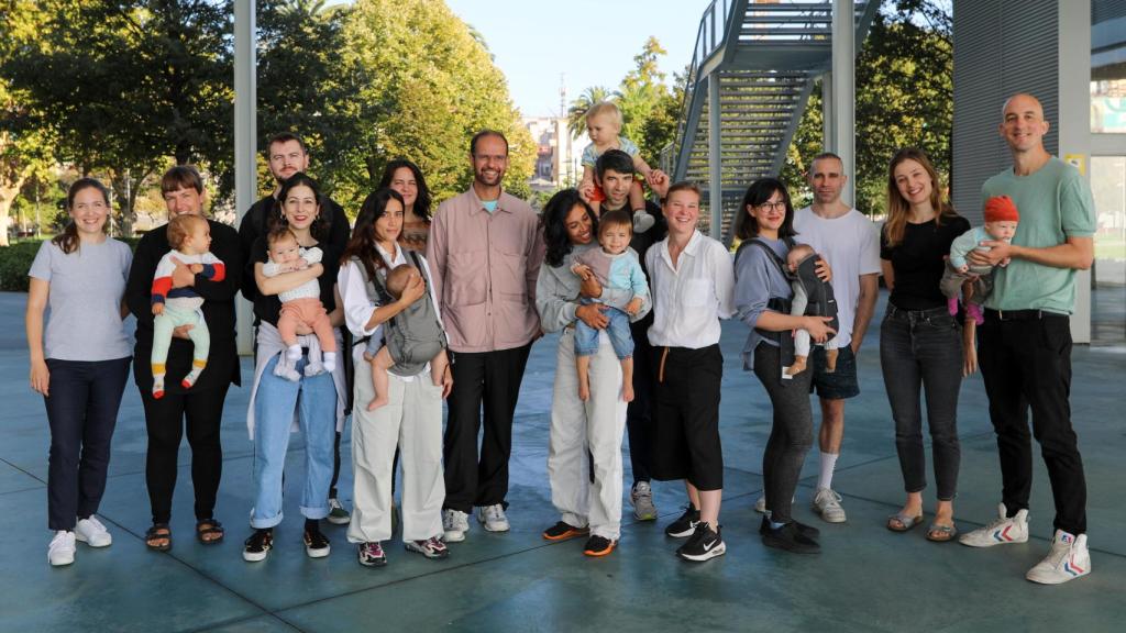 Tino Sehgal, en el centro, junto a las familias que interpretan Este 'túyoyotú' (2023). Foto: Belén de Benito