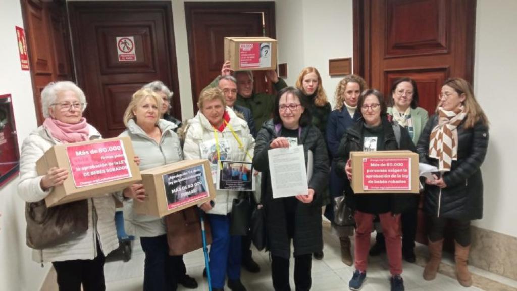 La entrega en el Congreso de la recogida de firmas en apoyo de la ley; en la imagen están Lilith Verstrynge y Enrique Santiago