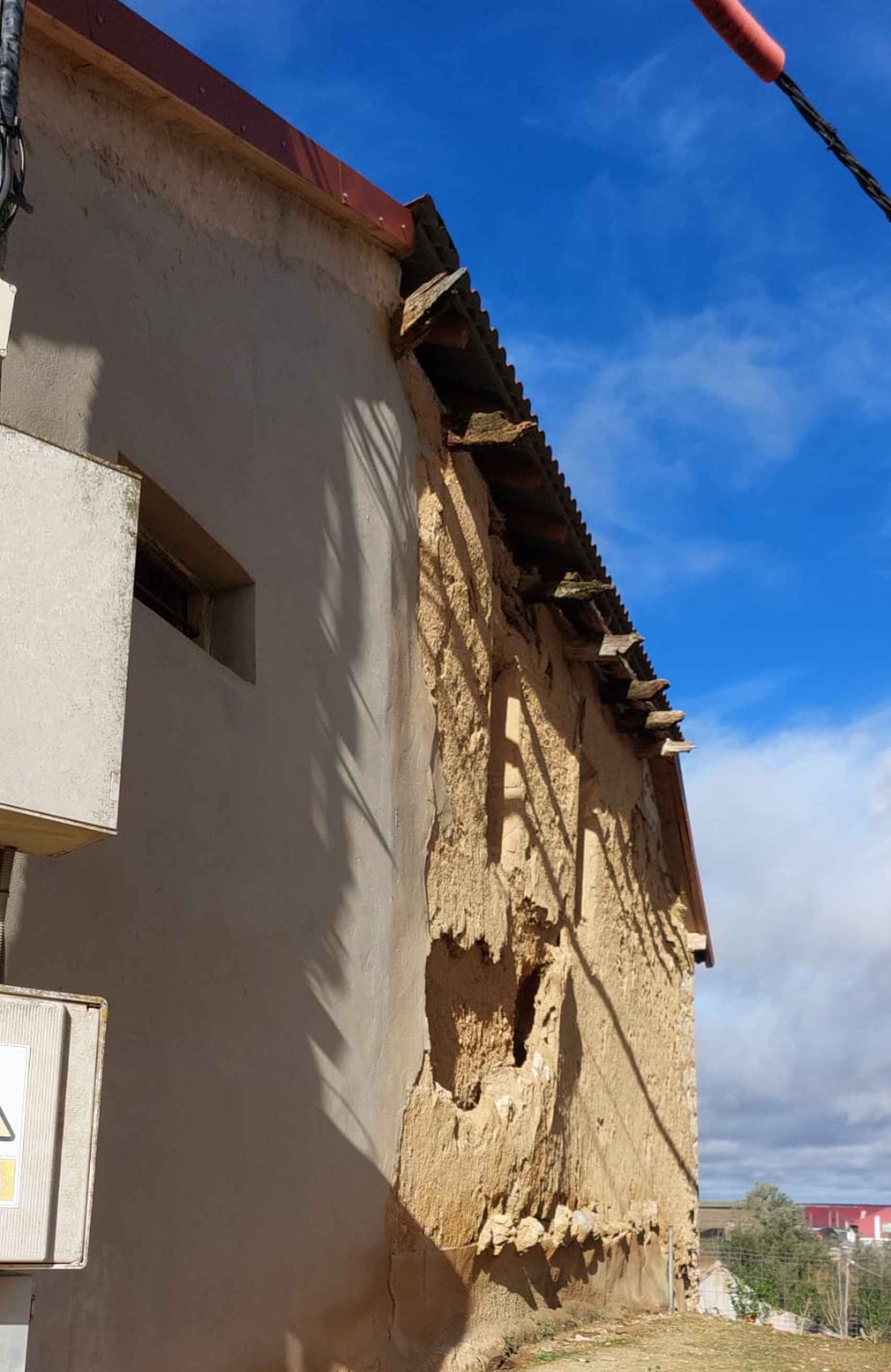 Los desperfectos de la pared de fuera del palacio de Tamariz de Campos