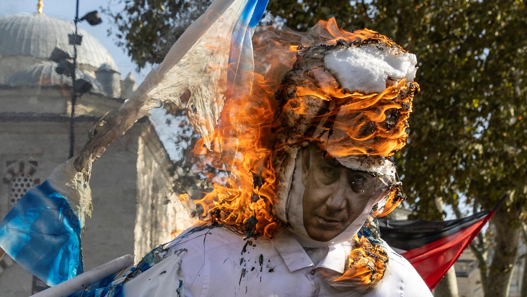 Un muñeco con la cara de Netanyahu arde durante una protesta.