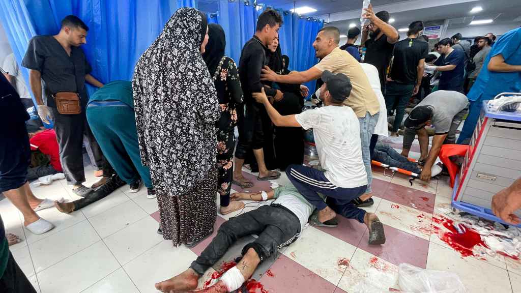 Varios heridos por los bombardeos de Israel esperan para ser atendidos en el hospital Shifa de Gaza.