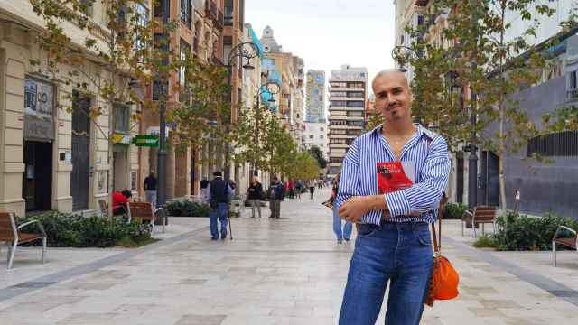 Luis Sala recoge la historia de los diseñadores de moda en España con 'Vestir es soñar'.