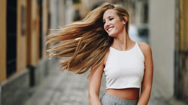 Imagen de una chica moviendo una larga melena.