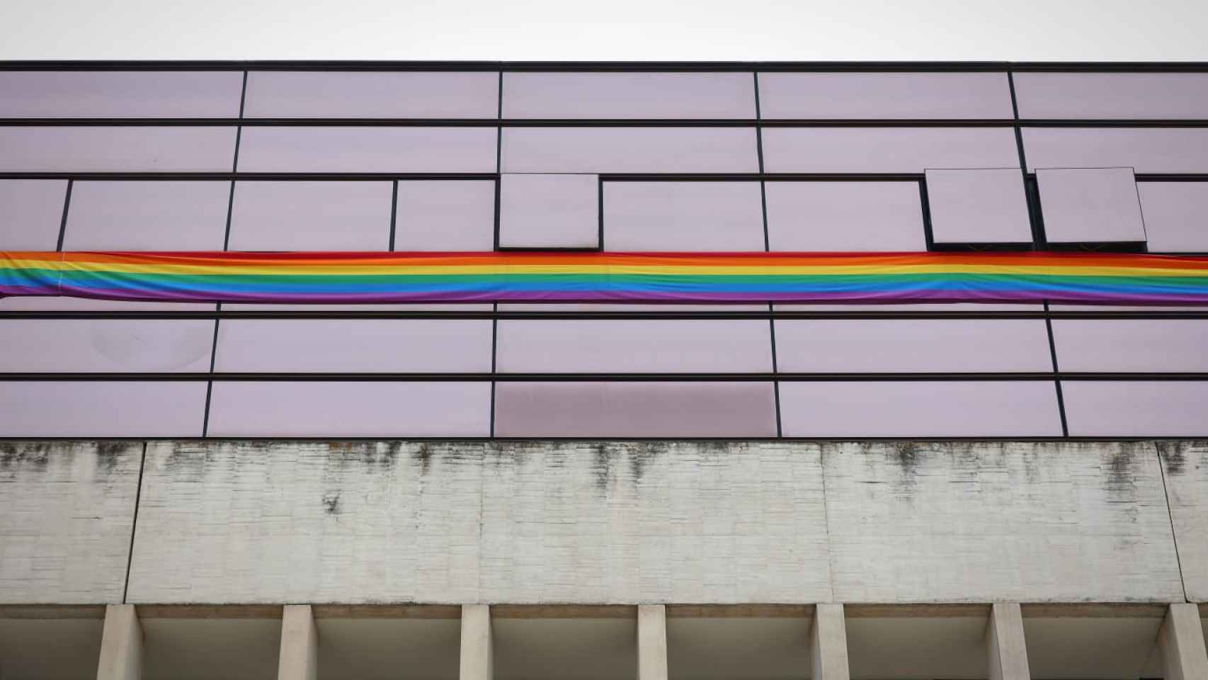 Imagen de la bandera LGTBI colocada en los balcones del Grupo Socialista en las Cortes, el pasado mes de junio.