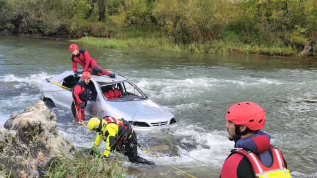 Los bomberos durante la prueba de rescate y salvamento