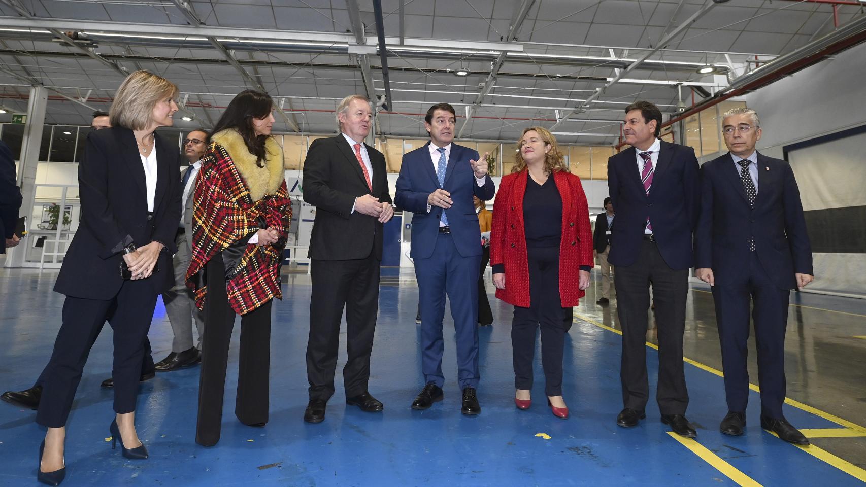 El presidente de la Junta, Alfonso Fernández Mañueco, con la alcaldesa de Burgos, Cristina Ayala, en la visita a la visita la sede de la empresa Antolín, su centro de I+D y Eurotrim