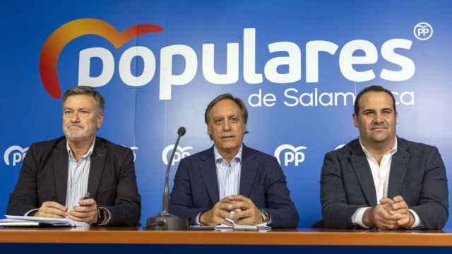 El secretario del Partido Popular de Castilla y León, Francisco Vázquez, y el presidente del Partido Popular de Salamanca, Carlos García Carbayo, ofrecen una rueda de prensa.