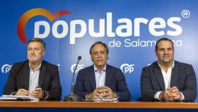 El secretario del Partido Popular de Castilla y León, Francisco Vázquez, y el presidente del Partido Popular de Salamanca, Carlos García Carbayo, ofrecen una rueda de prensa.