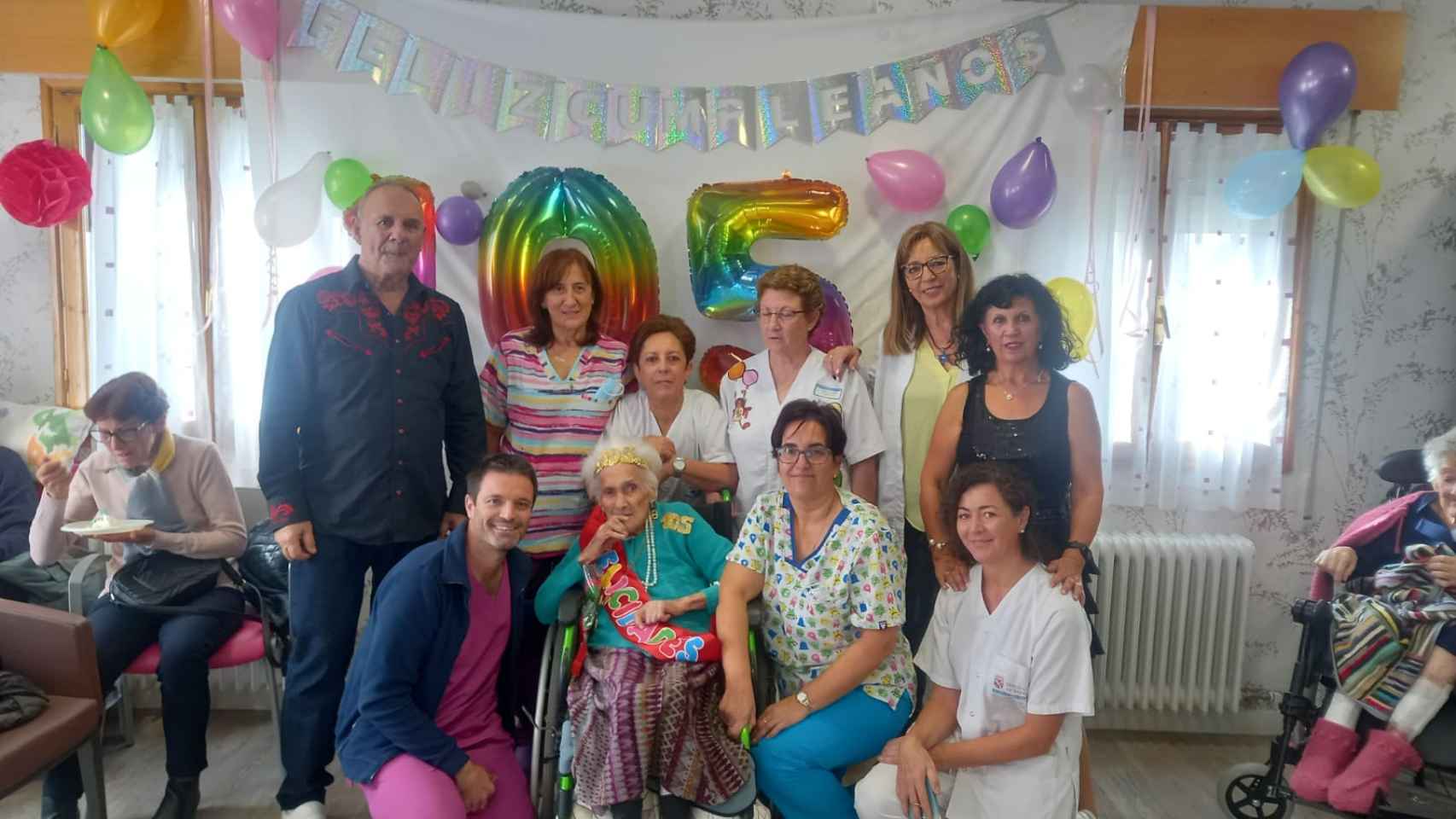 Rafaela de Andrés, la mujer centenaria de La Alameda de Nava de la Asunción, sigue cumpliendo años en compañía de trabajadores y residentes del centro de la Diputación