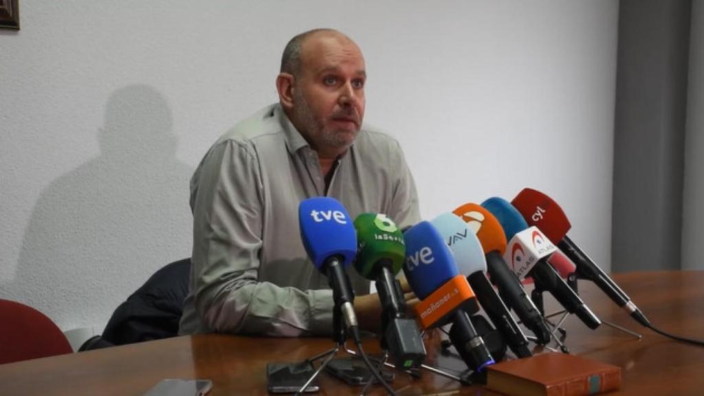 El alcalde de Roales del Pan, David García, en declaraciones a los medios tras la muerte de Arancha