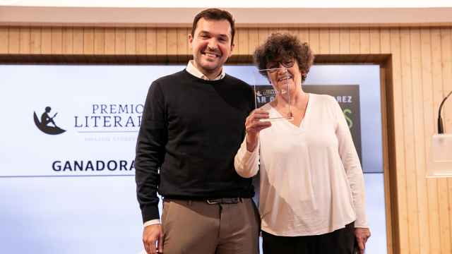 Andrea Pasino y Pilar González ayer durante la entrega de la décima edición del Premio Literario Amazon Storyteller.