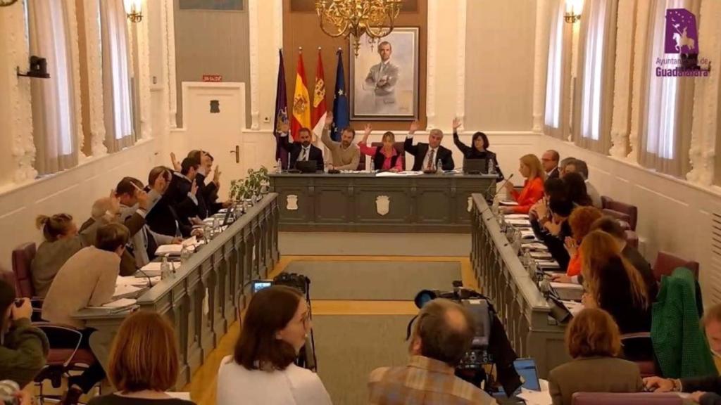 Momento de la votación durante el pleno municipal de Guadalajara.