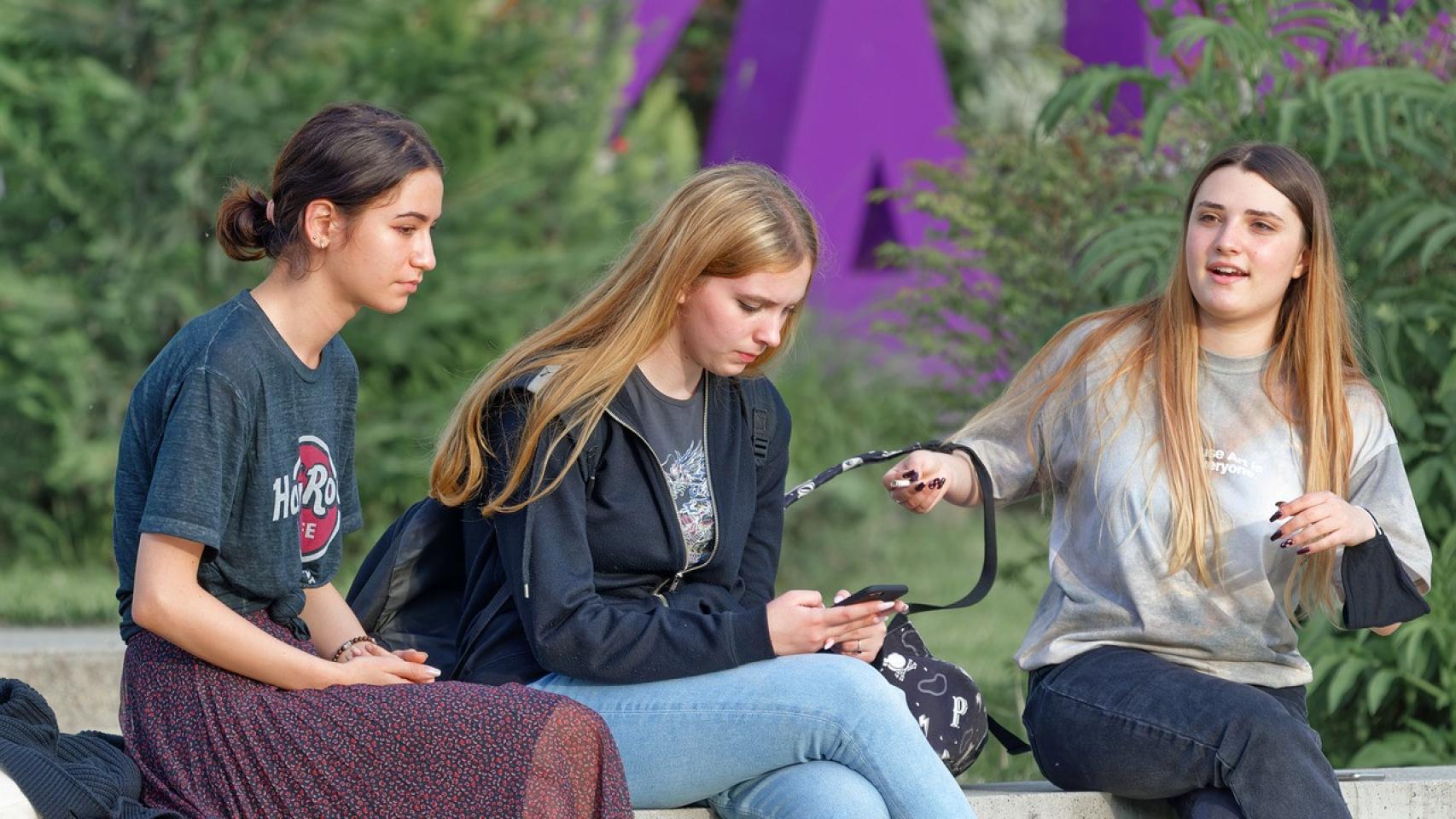 Un grupo de amigas hablando. / Imagen de archivo.