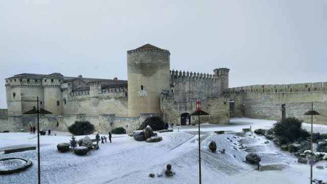 El castillo de Cuéllar cubierto por la nieve