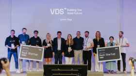 Las startups ganadoras de la competición internacional de VDS2023, Ender Turing y Cafler, posan con sus premios, este 27 de octubre en la ceremonia de clausura.