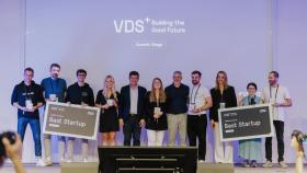 Las startups ganadoras de la competición internacional de VDS2023, Ender Turing y Cafler, posan con sus premios, este 27 de octubre en la ceremonia de clausura.