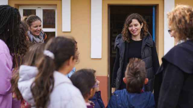 La presidenta de la Comunidad de Madrid, Isabel Díaz Ayuso, este viernes, en su visita al Hogar Ciudad de los Muchachos en el municipio de Leganés.