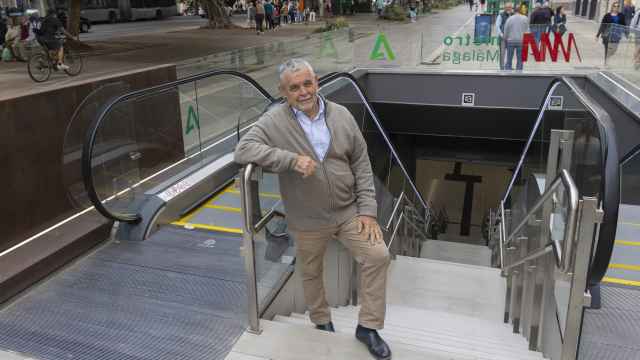 Carlos Miró posa en la entrada de la estación del Metro de Málaga en la Alameda Principal.