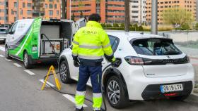 Un operario realizando una recarga portátil con e-Gap.