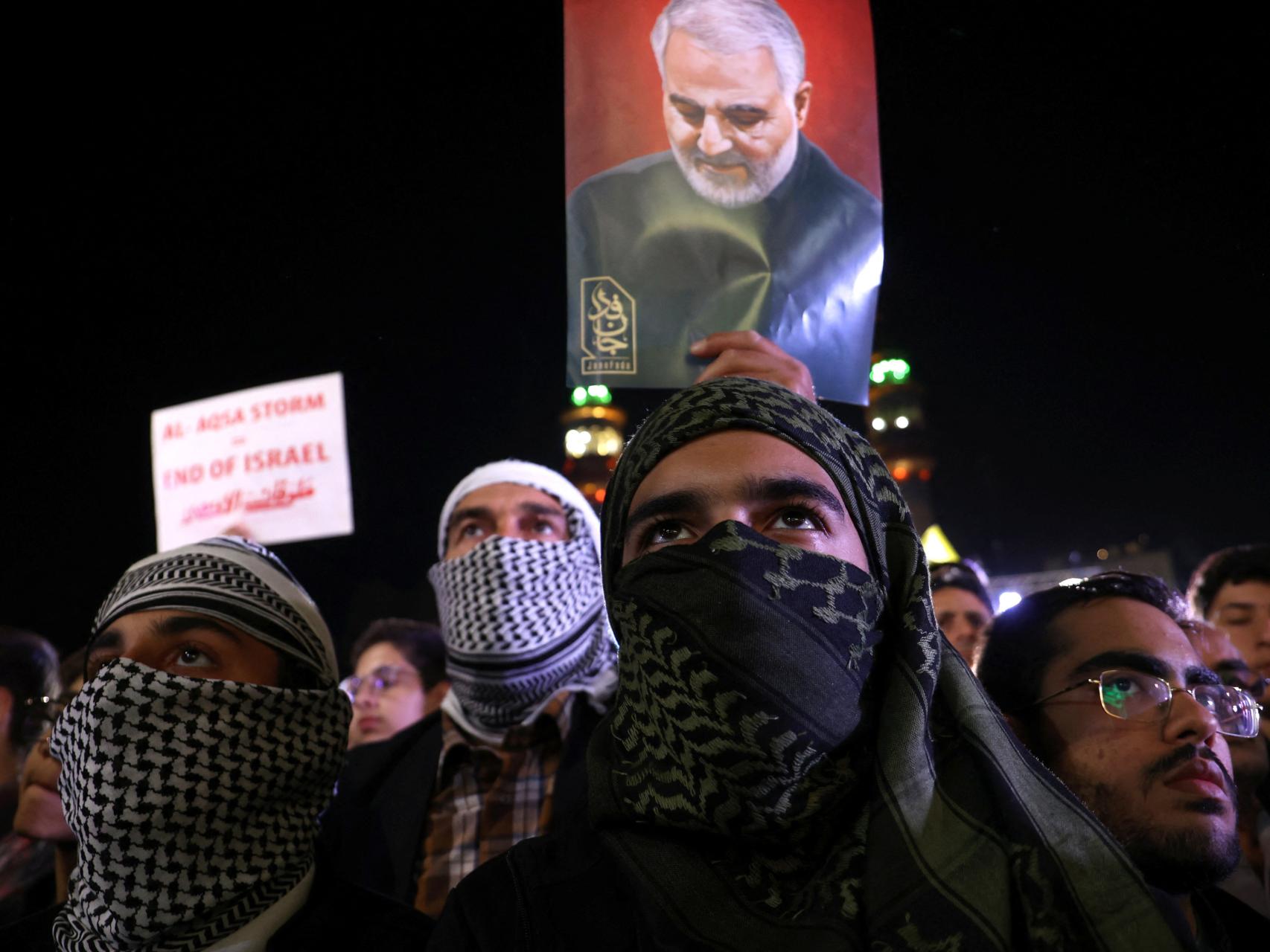 Un grupo de iraníes sostienen el retrato de Soleimani y exigen la destrucción de Israel.