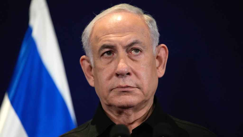 El primer ministro israelí, Benjamin Netanyahu, asiste a una rueda de prensa conjunta con el canciller alemán en Tel Aviv.