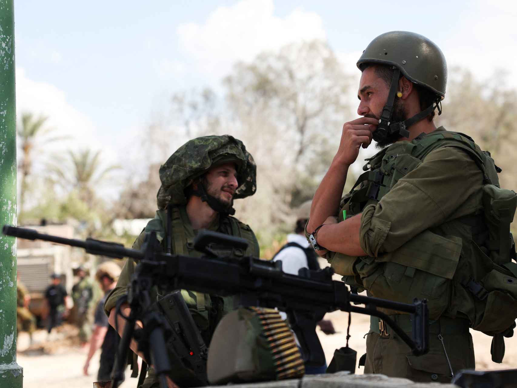 Miembros de las Fuerzas de Defensa de Israel (FDI) en el kibutz de Kfar Aza.