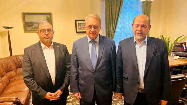 Los altos cargos de Hamás Bassem Naim y Moussa Abu Marzouk se reúnen con el viceministro de Relaciones Exteriores de Rusia, Mijail Bogdanov (c).