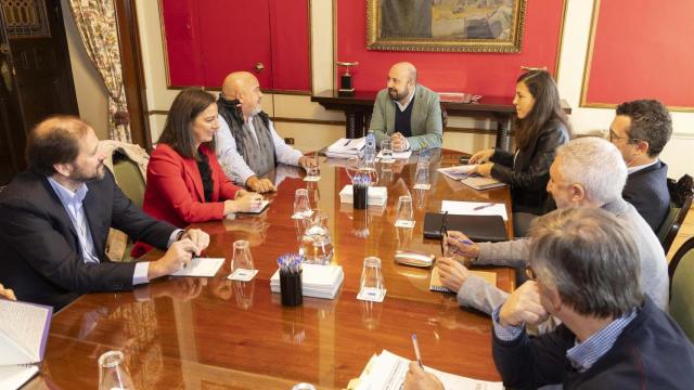 Foto de archivo de una reunión del Concello de A Coruña y Consorcio das Mariñas.