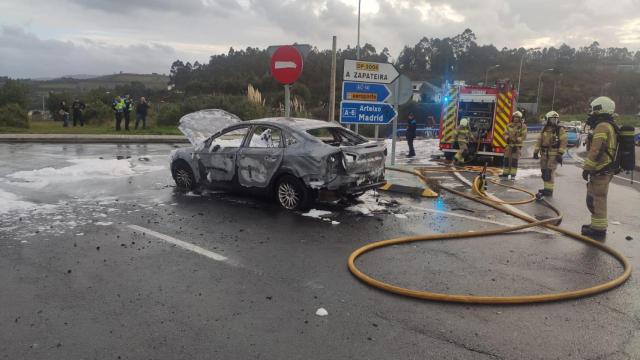 Arde un coche en la Avenida de Nueva York cerca de una rotonda en A Zapateira (A Coruña)