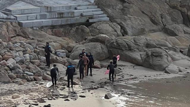 Varios surfistas rescatan en A Coruña a un hombre del agua en la playa del Matadero