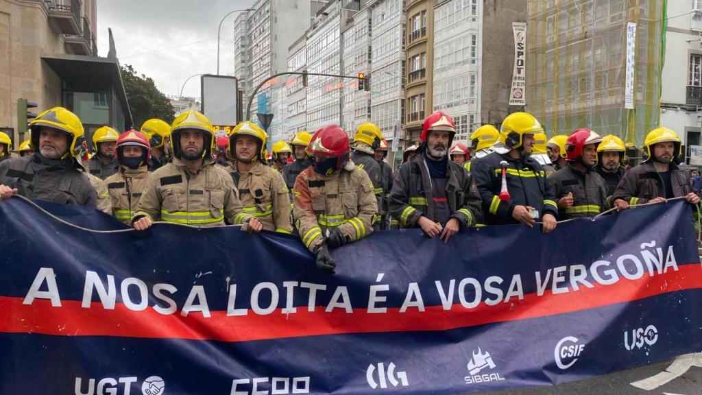 Concentración de los bomberos en A Coruña.